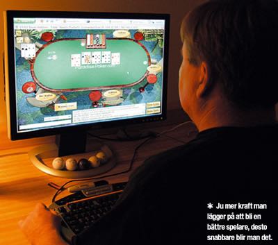 Bild på en spelare som sitter framför datorn och spelar poker. Längst ner finns ett citat: "Ju mer kraft man lägger på att bli en bättre spelare, desto snabbare blir man det"