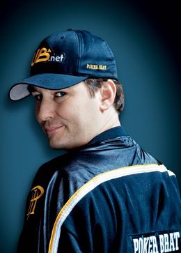 Phil Hellmuth i sportröja där det står Poker Brat på ryggen