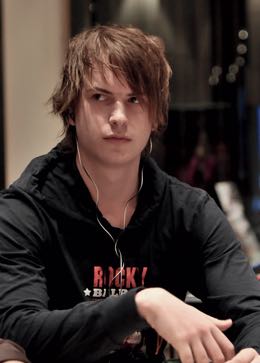 Viktor Blom vid pokerbordet